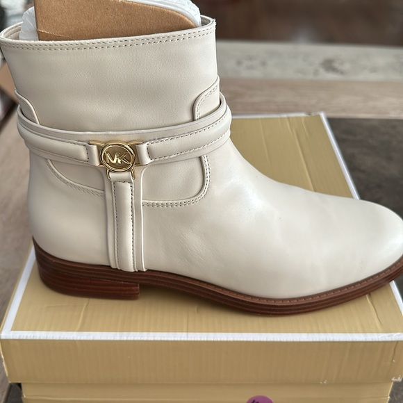 Michael Kors Women's Off White Ankle Boots with Gold Hardware! NWT 6.5 - Picture 5 of 7